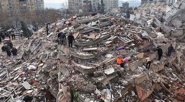 Ketabahan Seorang Ayah Temani Putrinya di Reruntuhan Gedung Akibat Guncangan Gempa Turki