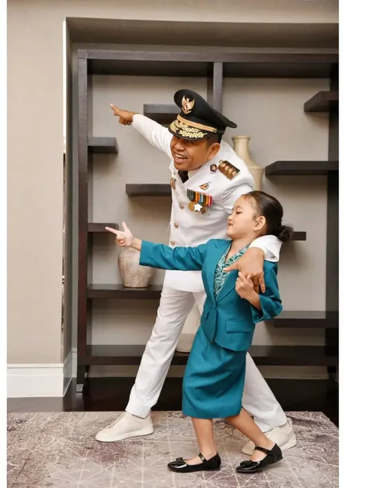 Senyum dan gerakannya yang lincah memberikan nuansa hangat dalam acara resmi tersebut. Banyak tamu undangan tersenyum melihat tingkah menggemaskannya, menjadikannya salah satu sorotan di pelantikan ayahnya. (Liputan6.com/IG/@dedimulyadi71)