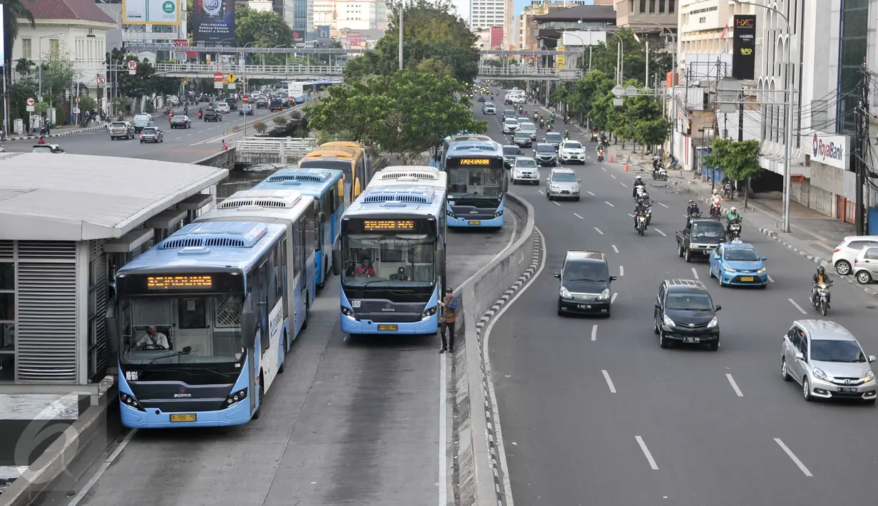 Bus Transjakarta melintas di Jalan Hayam Wuruk, Jakarta, Sabtu (7/1). PT Transjakarta tambah 2.000 unit bus, sehingga pada akhir tahun 2017 jumlah bus yang dimiliki bisa mencapai 3.300 unit. (Liputan6.com/Yoppy Renato)