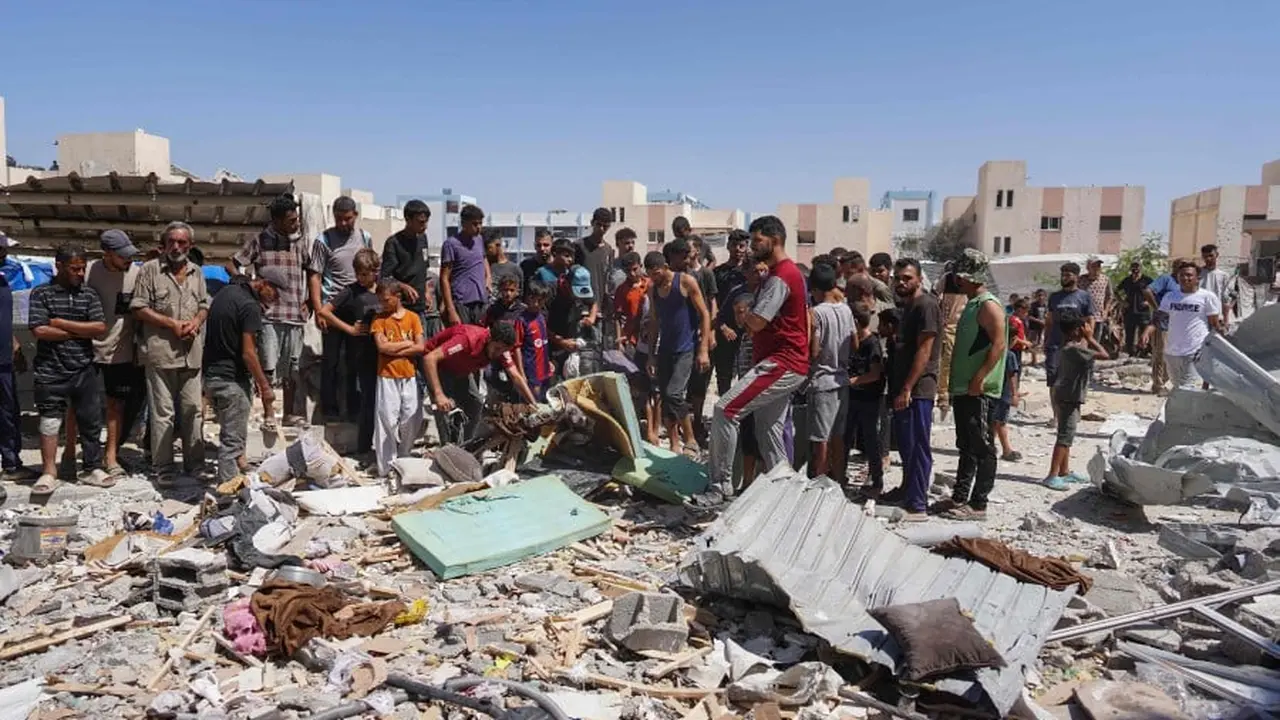 Warga Palestina memeriksa rumah rusak yang terkena pemboman Israel di Khan Yunis di Jalur Gaza selatan. (AFP)