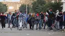 Para pengunjuk rasa melakukan aksi protes di luar kantor pemerintah setempat di Kasserine, Tunisia, Kamis (21/1). Para pengangguran muda turun ke jalan memprotes keterpurukan ekonomi dan sulitnya lapangan kerja. (REUTERS/Amine Ben Aziza)