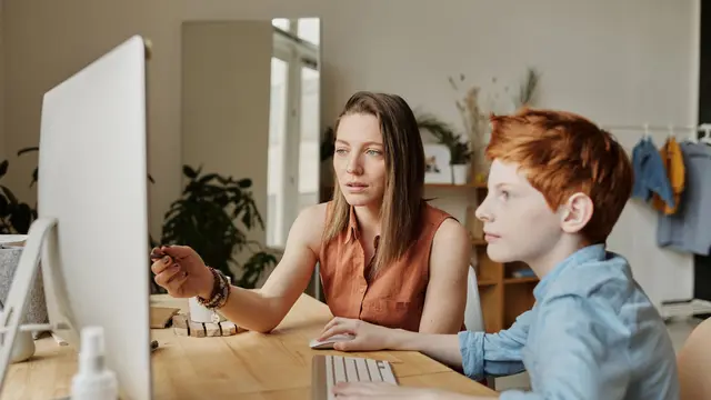 Memberi Nasihat Tentang Bahaya Kecanduan Gadget