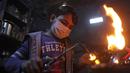 Nadim al-Nako (12) bekerja membuat panci dan wajan di bengkel ayahnya di utara Kota al-Bab yang dikuasai Turki, Suriah, 20 November 2021. Menurut UNICEF, setelah satu dekade perang diperkirakan 2,5 juta anak-anak Suriah putus sekolah. (Bakr ALKASEM/AFP)