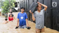 Hujan yang melanda wilayah Bogor serta Jakarta dan sekitarnya pada Minggu (2/3/2025) menyebabkan kenaikan Bendung Katulampa menjadi siaga 1 atau bahaya pada pukul 00.30 WIB. (Liputan6.com/Herman Zakharia)