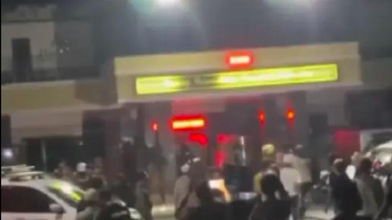 Puluhan massa mendatangi Mapolres Lumajang