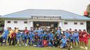 Para skuat Semen Padang foto bersama usai latihan jelang laga final Piala Jenderal Sudirman melawan Mitra Kukar di Lapangan Sutasom, Jakarta, Jumat (22/1/2016). (Bola.com/Vitalis Yogi Trisna)