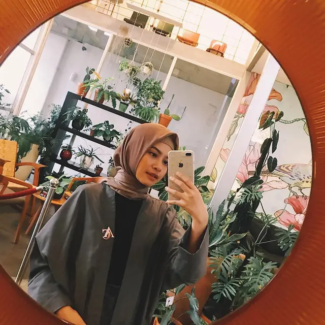 6 Potret Hanggini saat Berhijab, Tampil Beda dalam Series Ustad Milenial