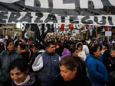 Puluhan ribu pekerja berkumpul di Plaza de Mayo, Buenos Aires, Argentina, Selasa (22/8). Kelompok serikat pekerja Argentina unjuk rasa memadati jalanan ibukota. (Victor R. Caivano/AP)