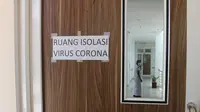 Seorang perawat sedang berada di ruang isolasi pasien Corona Covid-19 di RSUD Undata Palu