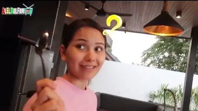 Al Ghazali bersama Alyssa Daguise sedang memasak.