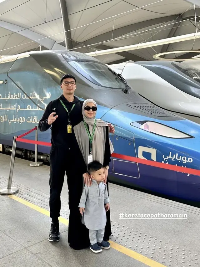 Gaya Baby Issa Saat Umrah Bersama Nikita Willy. [@yorafebrina]