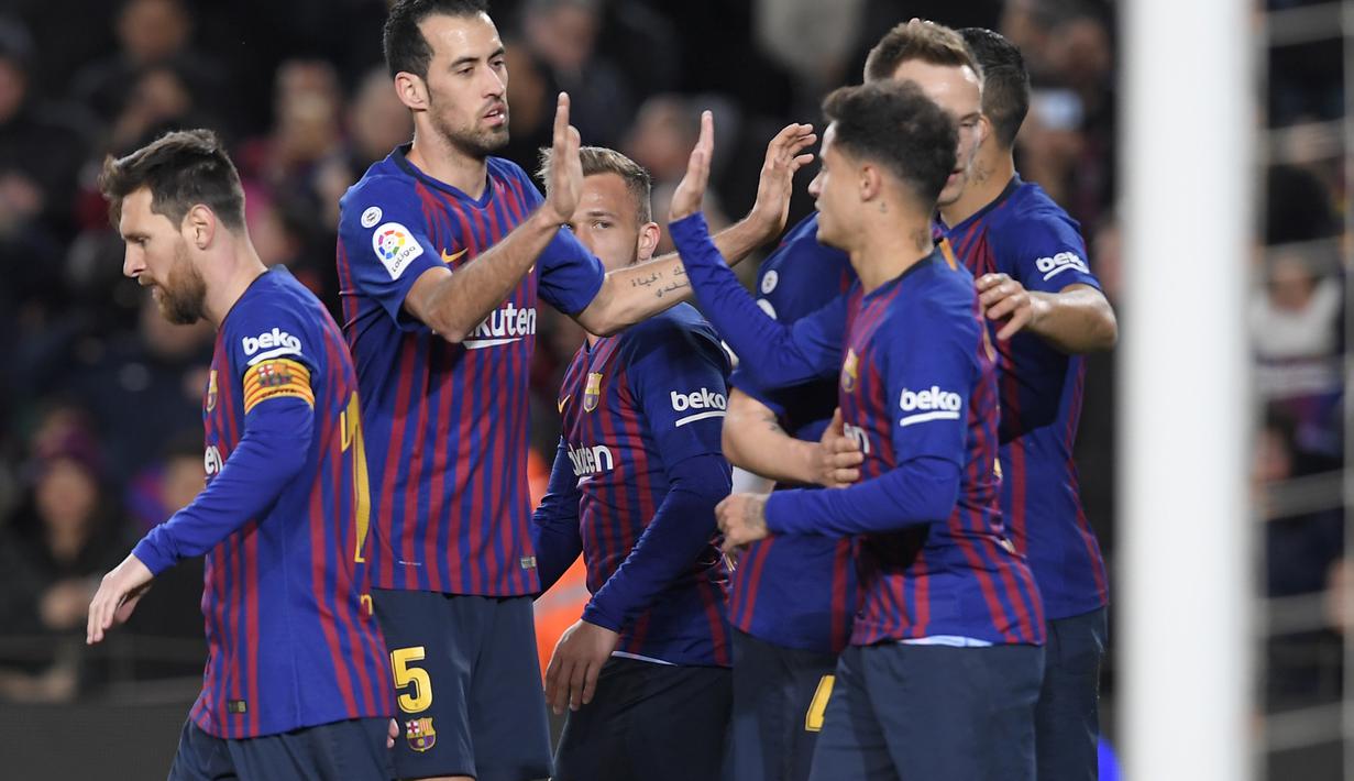 Selebrasi para punggawan Barcelona usai Luis Suarez mencetak gol ke gawang EIbar pada laga lanjutan La Liga yang berlangsung di stadion Camp Nou,  Senin (14/1). Barcelona menang 1-0 atas Eibar (AFP/Lluis Gene)