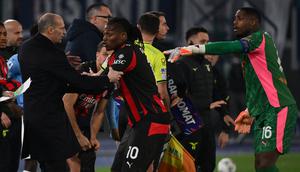 Pemain berkebangsaan Portugal tersebut juga menolak dipeluk oleh pelatih Massimiliano Allegri ketika meninggalkan lapangan pertandingan. (AFP/Alberto Pizzoli)