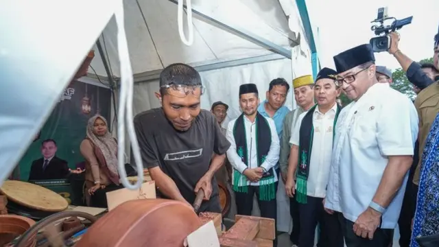 Menteri Ekonomi Kreatif (MenEkraf) Teuku Riefky Harsya, meninjau tenan UMKM yang ada di Bazar Ramadan 2026 di Lapangan Hiraq, Lhokseumawe, Aceh.