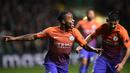 Raheem Sterling (kiri) saat merayakan golnya ke gawang Celtic pada laga Grup C Liga Champion di Celtic Park stadium, Glasgow, Kamis (29/9/2016)dini hari WIB. (AFP/Oli Scarf)