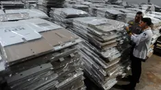 Petugas Komisi Pemilihan Umum (KPU) Kota Tengerang Selatan bersama anggota kepolisian dari Polres Tangerang Selatan mengecek kondisi kotak suara di gudang logistik KPU Kota Tangerang Selatan, Banten, Kamis (7/12/2023). (merdeka.com/Arie Basuki)
