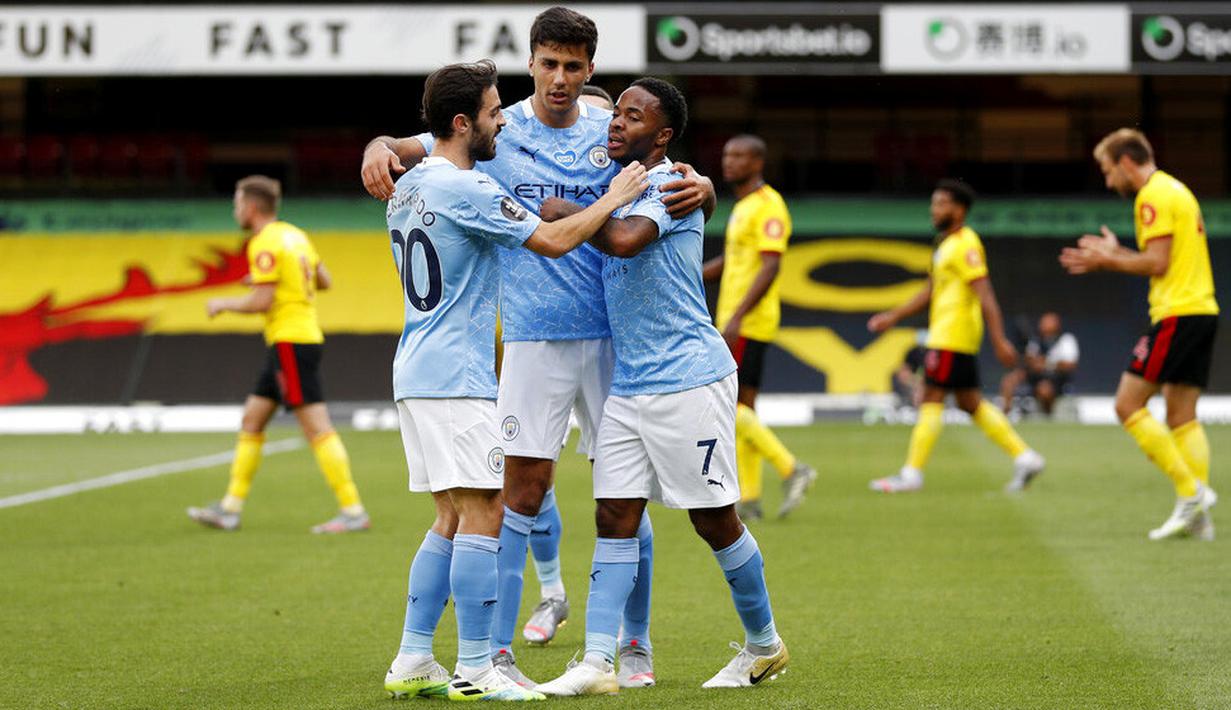 Para pemain Manchester City merayakan gol yang dicetak oleh Raheem Sterling ke gawang Watford pada laga Premier League di Stadion Vicarage Road, Selasa (22/7/2020). Manchester City menang dengan skor 4-0. (Adrian Dennis/Pool via AP)