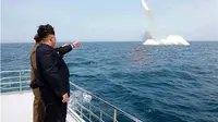 Rudal diluncurkan Korut dari kapal selam. (KCNA)