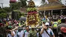 Para peserta mengarak tumpeng durian selama festival Kenduren di Jombang, Jawa Timur, Minggu (3/3). Festival tersebut merupakan acara tahunan yang digelar setiap memasuki musim panen durian sebagai bentuk syukur petani kepada Tuhan (Juni Kriswanto/AFP)