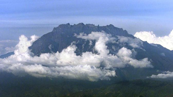10 Pendaki Tak Berbusana Di Kinabalu Dituding Jadi Penyebab Gempa