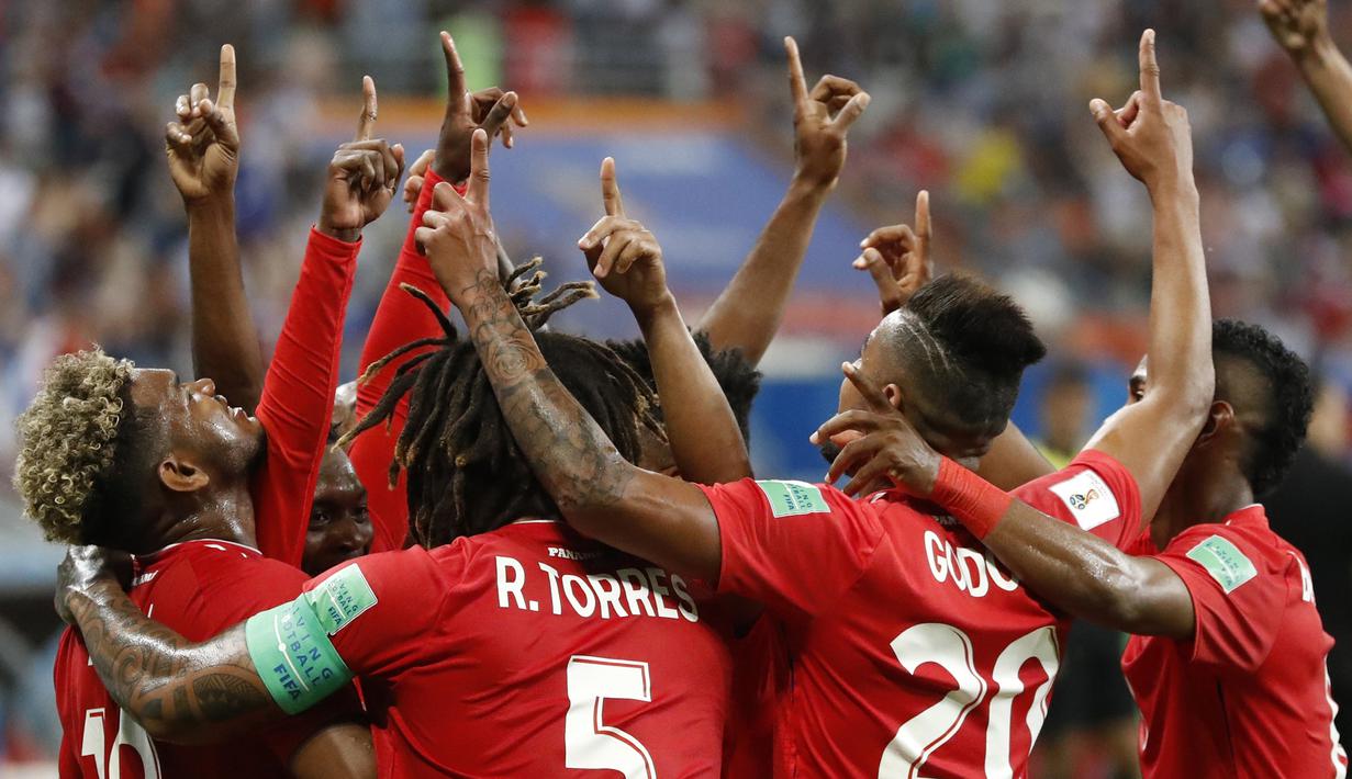 Para pemain Panama merayakan gol bunuh diri yang dilakukan bek Tunisia, Yassine Meriah, pada laga grup G Piala Dunia di Mordovia Arena, Saransk, Kamis (28/6/2018). Tunisia menang 2-1 Panama. (AP/Darko Bandic)