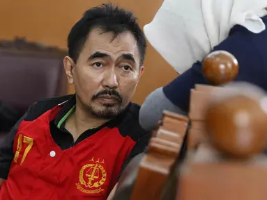 Ekspresi terdakwa Gatot Brajamusti (55) saat menjalani sidang putusan sela di Pengadilan Negeri Jakarta Selatan, Selasa (31/10). Majelis hakim PN Jakarta Selatan menolak semua eksepsi Gatot Brajamusti dan kuasa hukumnya. (Liputan6.com/Immanuel Antonius)