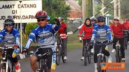 Citizen6, Subang: Kol Pnb Heraldy Dumex Dharma bersama Suryadarma Bicycle Team (SBT) melaksanakan sepeda gembira di wilayah sekitar Kalijati pada, Minggu (3/7). (Pengirim: Pentaksdm)
