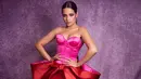 Di acara VMA, Camila Cabello terlihat mengenakan dress korset panjang bernuansa pink dan merah. Makeupnya juga memiliki nuansa senada dengan gaya rambut yang ditata silk rapi. Foto: Instagram @camila_cabello.