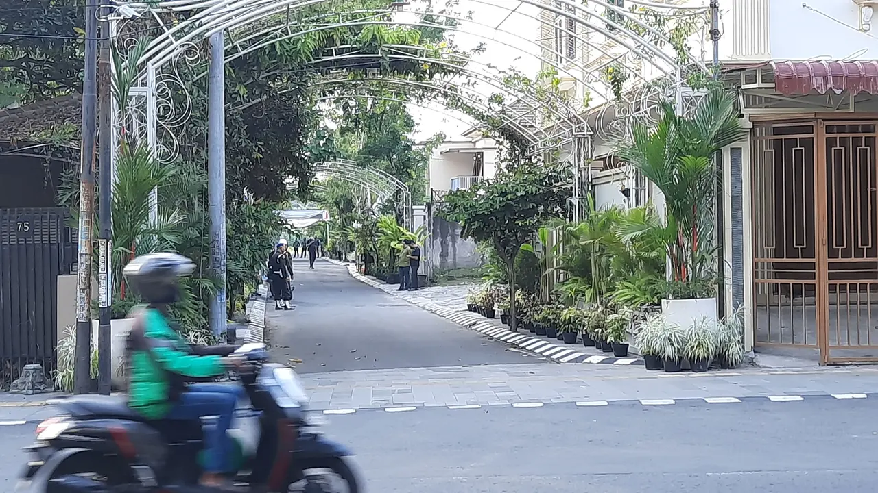 Jelang pernikahan Kaesang dan Erina, Paspampres berjaga di akses jalan menuju rumah Presiden Jokowi pada Kamis (8/12/2022).
