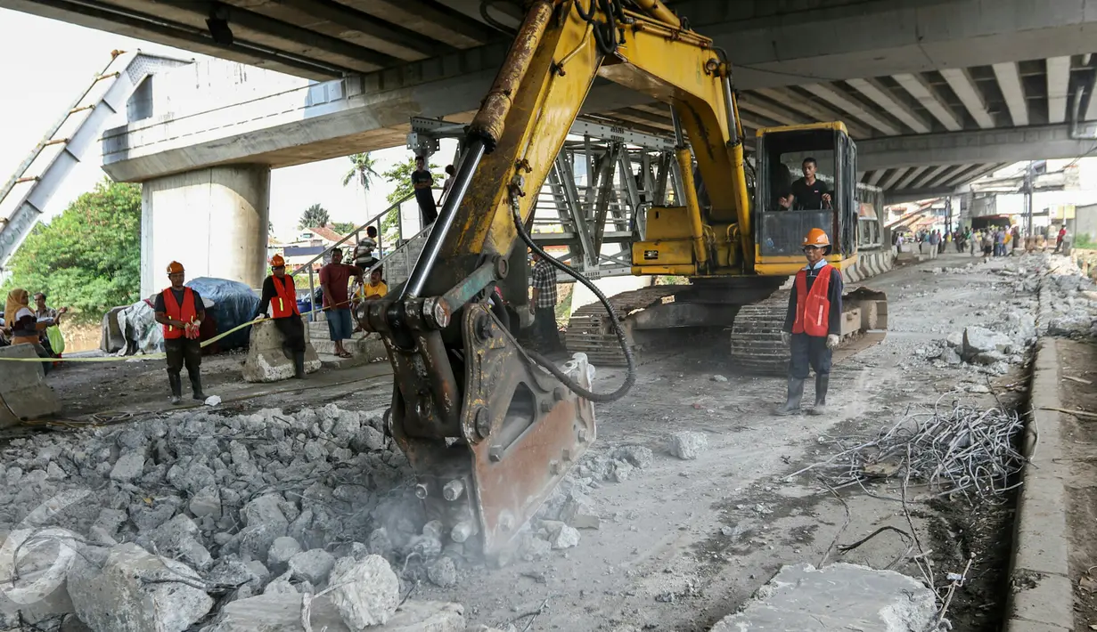 Petugas melakukan pembongkaran jembatan Rawajati, Kalibata, Jakarta, Minggu (6/3/2016). Sebelumnya, Gubernur DKI Basuki Tjahaja Purnama meminta Dinas PU segera membongkar Jembatan tersebut. (Liputan6.com/Yoppy Renato)