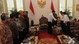 Jokowi didampingi Menteri Koordinator Perekonomian Sofyan Djalil, Menteri Sekretaris Negara Pratikno, dan Menteri Keuangan Bambang Brodjonegoro, Jakarta, Jumat (31/10/2014). (Liputan6.com/Herman Zakharia)