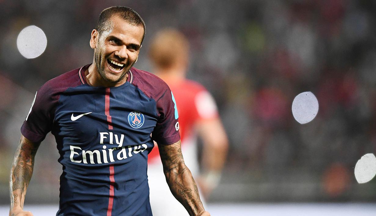 7. Dani Alves – Bek tangguh yang pernah bermain untuk Barcelona ini telah lebih dulu tiba di Parc des Princes sebelum Neymar. Pria kelahiran tahun 1983 itu diboyong PSG dari Juventus pada bursa transfer musim panas. (AFP/Franck Fife)