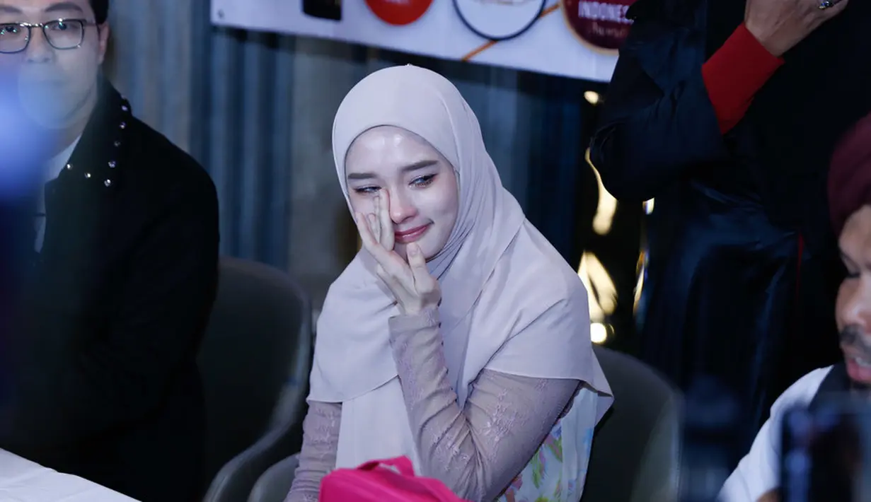 <p>Sebelum memutuskan untuk melepas cadar, Inara terlebih dulu datang ke rumah ustaz Derry Sulaiman dan istri, Antika Jodha. Inara mengutarakan isi hatinya setelah sang suami memberikan talak cerai. [Foto: Bayu Herdianto/KapanLagi.com]</p>