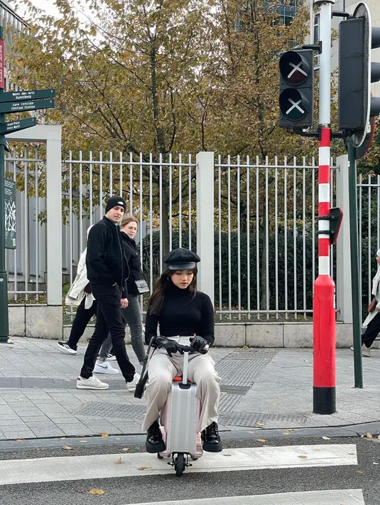Penampilan simple chic dari Fuji mengenakan turtleneck hitam dan celana panjang kecokleatan, topi dan sepatu hitam. Mana OOTD liburan ala Fuji yang paling menarik perhatianmu, Sahabat FIMELA? [Foto: Instagram/fuji_an]