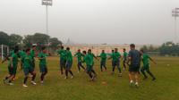 Timnas Indonesia berlatih di lapangan komplek Stadion My Dinh, Hanoi, Vietnam, Senin (5/12/2016). (PSSI)