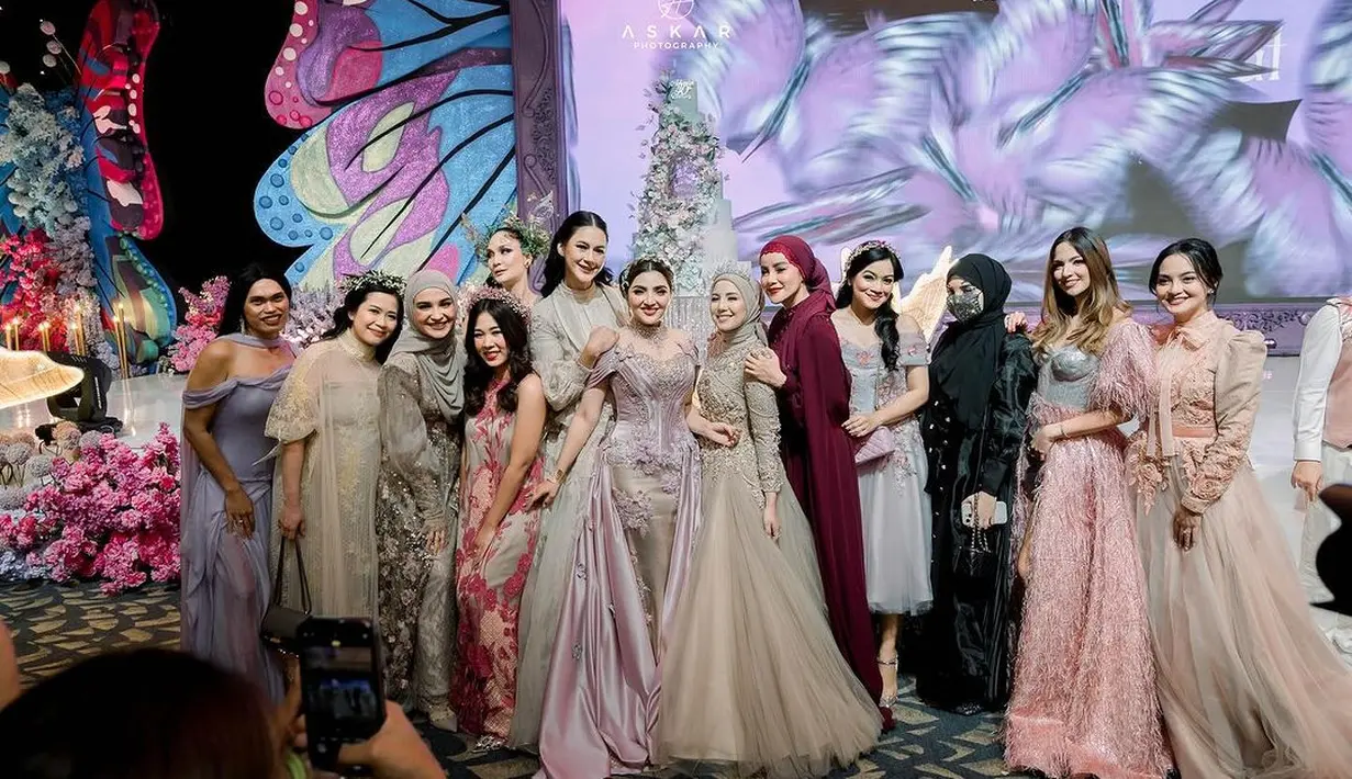 Berbeda lagi ketika geng Cendol berkumpul di acara ulang tahun Ashanty. Semuanya tampil totalitas dengan outfit terbaik yang terinspirasi dari peri. [Foto: Instagram/ashanty_ash]