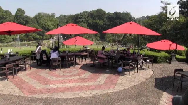 Pengunjung juga penasaran dengan menu makanan dan minuman yang dicicipin Jokowi dan Obama.