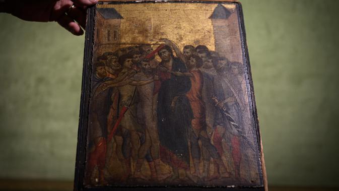 Gambar pada 23 September 2019 memperlihatkan lukisan “Christ Mocked” karya seniman Cimabue dari abad ke-13 di Paris. Lukisan yang dibuat menggunakan media tempera telur ini memperlihatkan sosok Kristus tengah dikelilingi oleh orang banyak yang tampak marah untuk menangkapnya. (Philippe LOPEZ/AFP