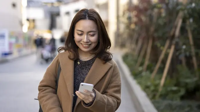 wanita maret senyum ponsel