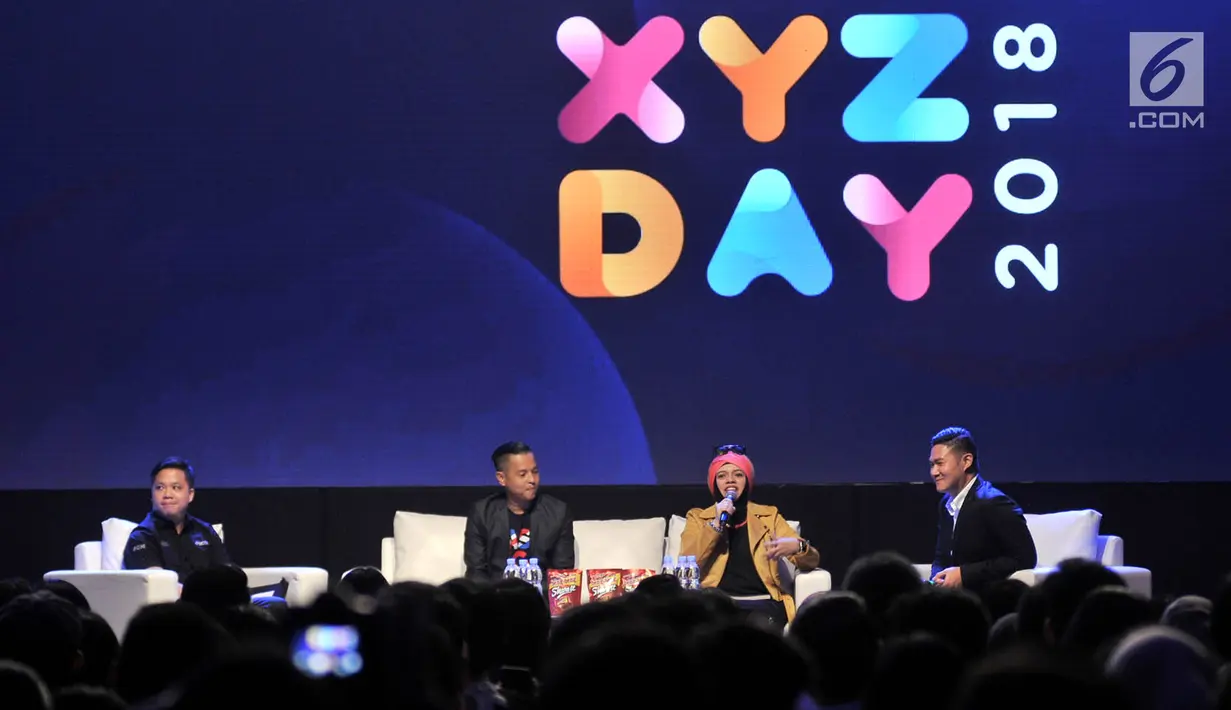 Keluarga Gen Halilintar, Lenggogeni Faruk (dua kanan) berbicara dalam diskusi Hitmaker In Multiple Platform selama XYZ Day 2018, Jakarta, Rabu (25/4). Diskusi membahas seputar pembuatan karya di berbagai platform. (Merdeka.com/Iqbal Nugroho)