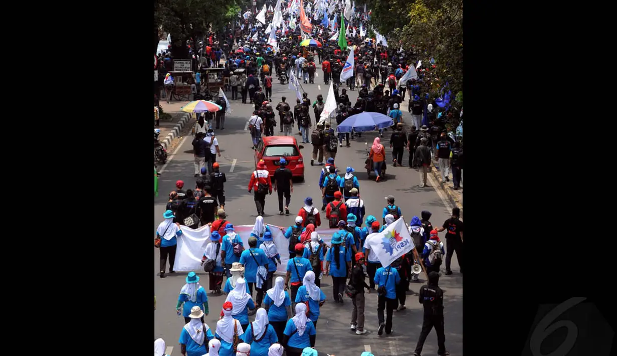 Ribuan buruh melakukan aksi longmarch sambil membawa bendera dan spanduk, Jakarta, (2/10/14). (Liputan6.com/Johan Tallo)