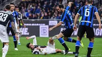 Striker Juventus, Cristiano Ronaldo, berebut bola dengan bek Inter Milan, Diego Godin, pada laga Serie A di Stadion San Siro, Milan, Minggu (6/10). Inter kalah 1-2 dari Juventus. (AFP/Alberto Pizzoli)