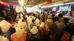Suasana yang begitu ramai dan berdesakan di  pasar Beringharjo Yogyakarta,(26/6). Dengan menawarkan harga yang murah, pasar Beringharjo menjadi primadona bagi pecinta wisata belanja di Yogyakarta. (Boy T Harjanto)