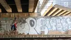 Pencari barang bekas melintasi kolong Flyover Kuningan, Jakarta, Selasa (25/9). Coretan terlihat memenuhi dinding kolong Flyover Kuningan. (Liputan6.com/Immanuel Antonius)