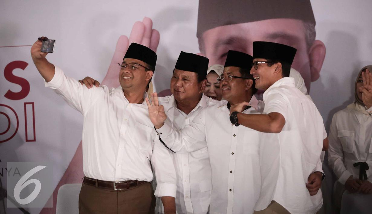 Ketua Umum Partai Gerindra Prabowo Subianto bersama Ketua Umum PKS, Sohibul Iman calon gubernur dan wakil gubernur DKI, Anies Baswedan dan Sandiaga Uno berfoto bersama di DPP Gerindra, Jakarta, Rabu (15/2). (Liputan6.com/Faizal Fanani)