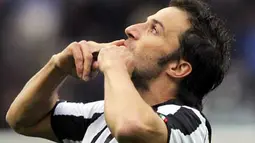 Selebrasi striker Juventus Alessandro Del Piero di laga lanjutan Serie A melawan Lecce di Olimpico Turin, 17 Oktober 2010. Juve unggul 4-0. Del Piero menyamai rekor 178 gol Giampiero Boniperti. AFP PHOTO / OLIVIER MORIN 