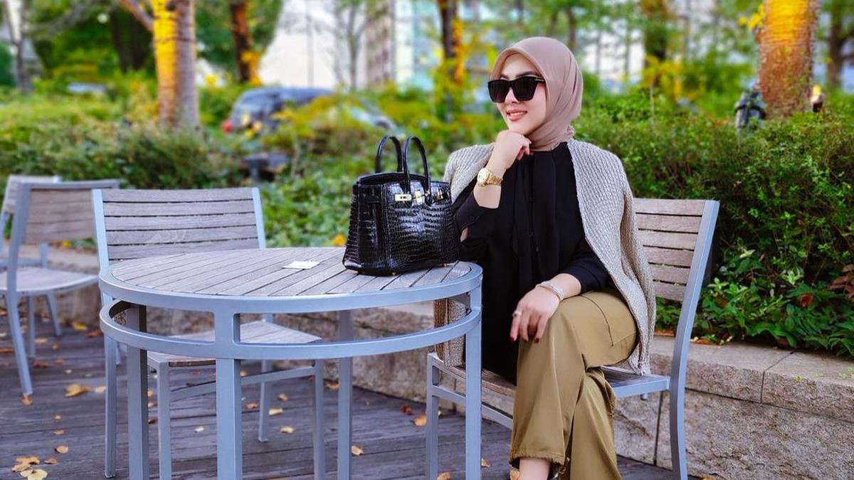 Intip 6 Potret Fashion Hijab Kekinian ala Syahrini, Glamor dan Tetap Cetar di Segala Acara