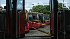 Deretan bus Transjakarta terbengkalai saat terparkir di area Terminal Terpadu Pulo Gebang, Jakarta Timur, Selasa (11/4/2023). (merdeka.com/Iqbal S. Nugroho)