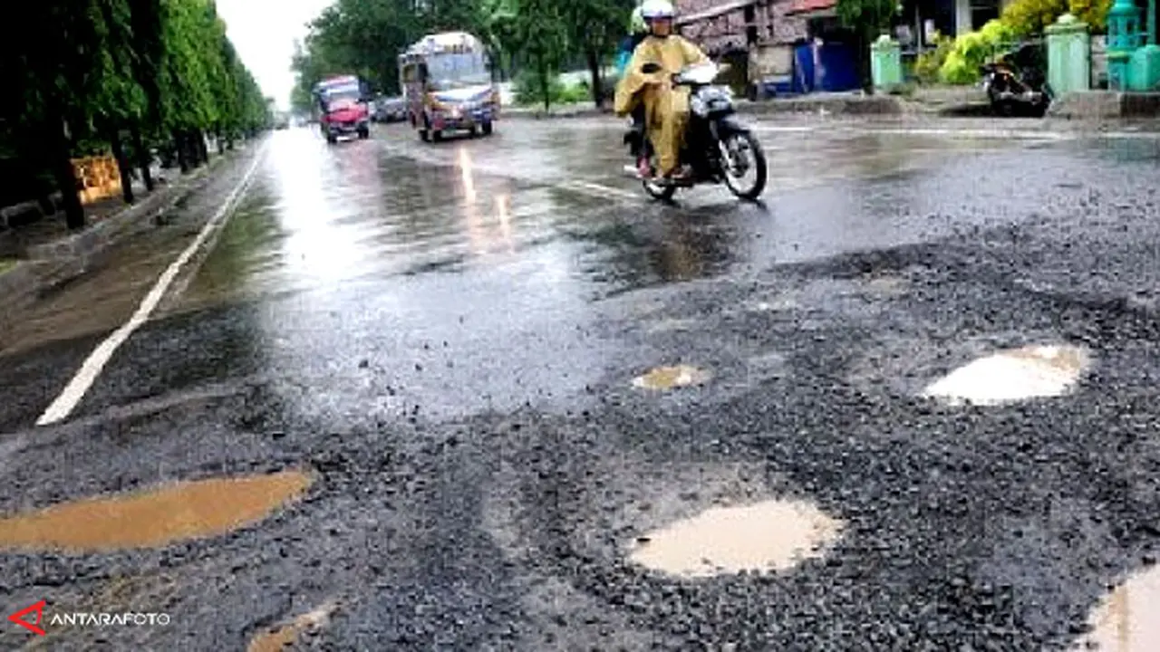 jalan-rusak-bogor-140211b.jpg
