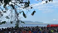 Ikhtiar, Tim SAR dan Keluarga Sholat Ghaib sebelum Pencarian Korban KMP Tunu Pratama Jaya di Selat Bali